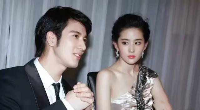 刘亦菲王力宏街头拥抱，网友梦回《恋爱通告》，他俩还拍过婚纱照