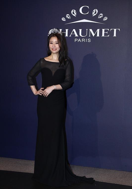 二胎实锤？林心如久违露面，侧身肚子隆起没腰线，全程捧腹显孕相