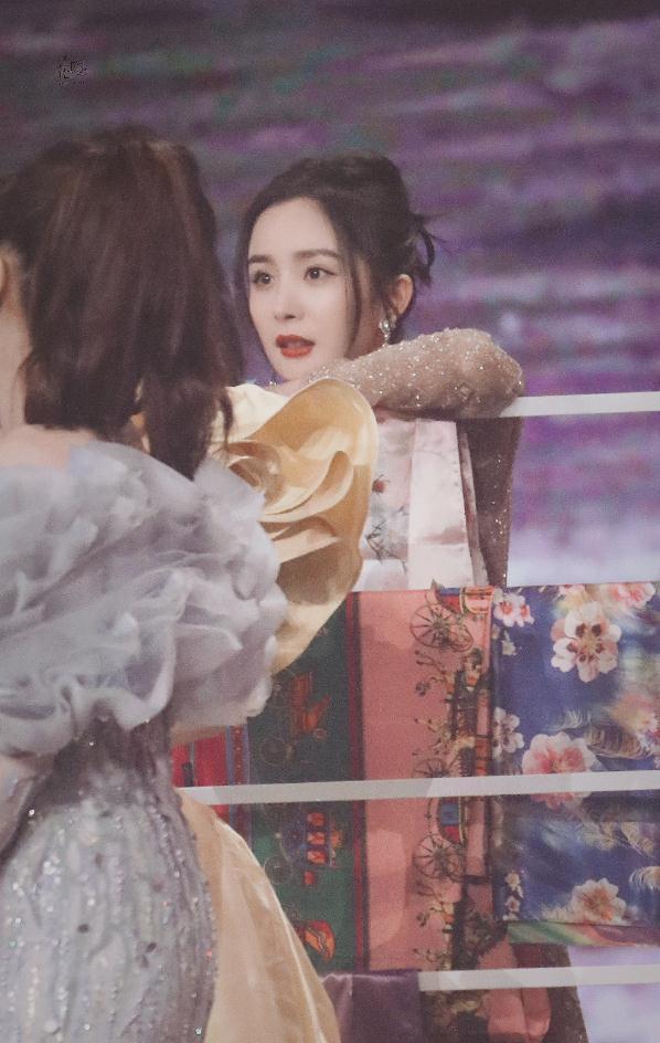 杨幂侧面照曝光,凹凸有致大秀事业线,驼背改善,女神气质猛增