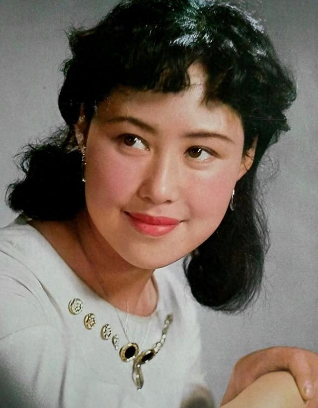 74岁斯琴高娃近况：瑞士老公已去世，她垂垂老矣，与儿子冰释前嫌