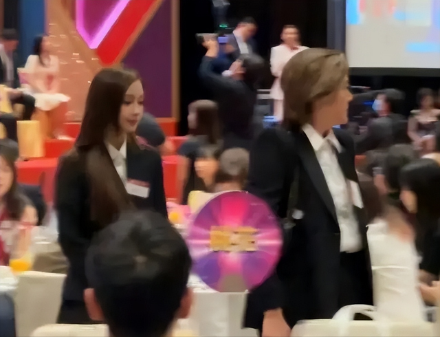 35岁杨颖最新近况曝光，出席港圈活动惹争议！全程笑容相迎显谦卑