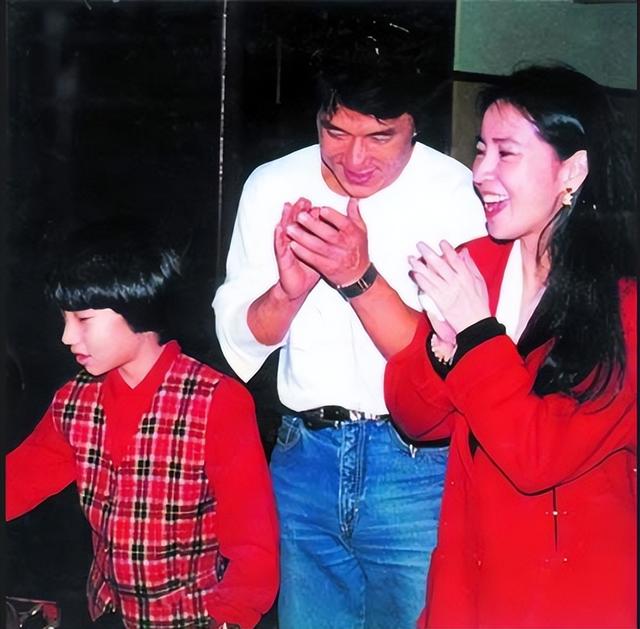 成龙的一双儿女：一个自甘堕落一个放飞自我，终是年少风流惹的祸