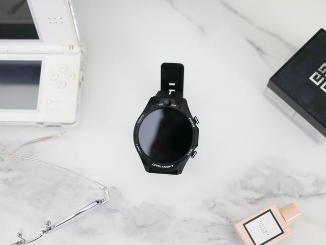 双摄像头可拍照，64GB+触摸屏的手表你见过吗？Jeep黑骑士评测