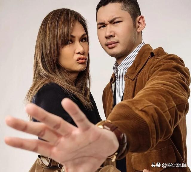 港星任达华王敏德澳门乡村打高尔夫，状态超年轻，与美女合影亲密