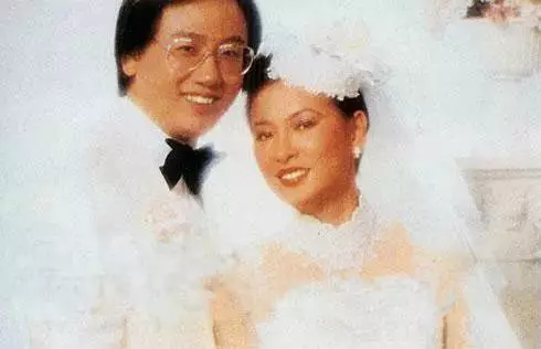 父亲浦东第一地主，母亲是影后，继承上海133套房，21岁身家百亿