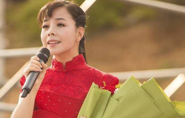 “草根歌手”王二妮和李飞结婚9年，她初心不改，他却像换了个人