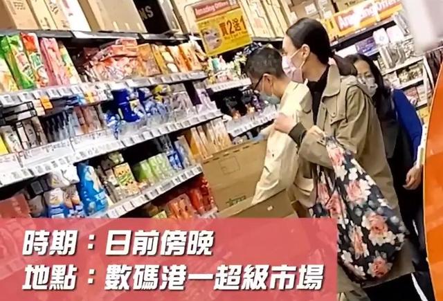 梁洛施罕见和妈妈同框,梁妈妈状态年轻,颜值气质不输女儿