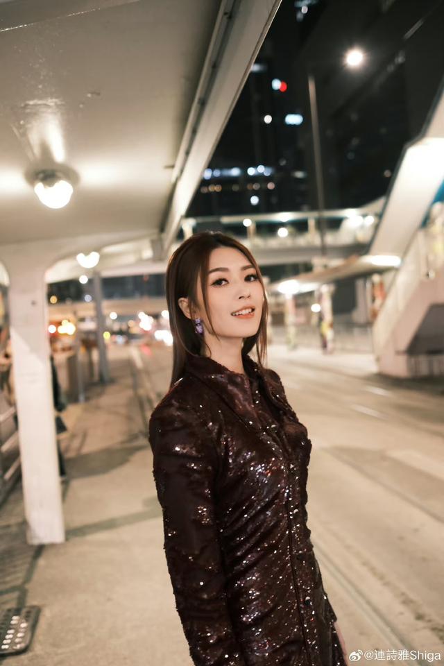 知名港星连诗雅为母亲庆祝生日！寿星驻颜有术，三代同堂太温馨