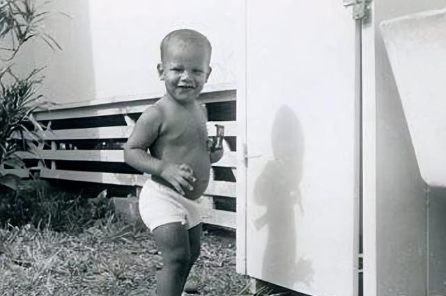 1973年，12岁的奥巴马第一次见到父亲拍合影，老奥巴马也是个人物