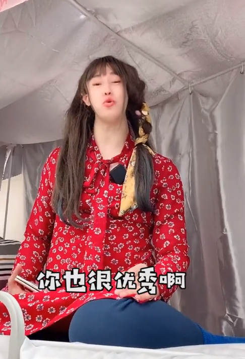 1034W粉的周小闹，一人分饰多角，17年主持不火，一朝整活爆红