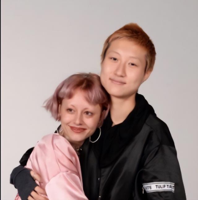 成龙的一双儿女：一个自甘堕落一个放飞自我，终是年少风流惹的祸