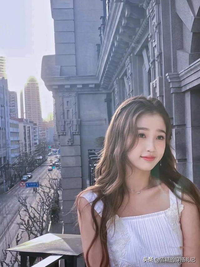 被赵露思的“韩式波浪卷”惊艳了!精致有气质,太适合圆脸了吧