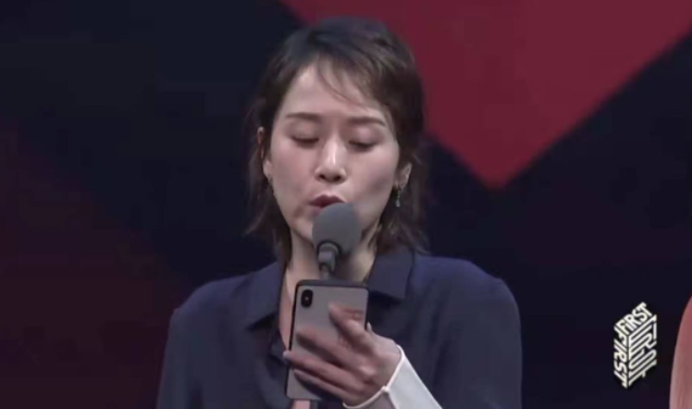 42岁仍未婚的小宋佳，综艺败坏路人缘，与名导张黎的感情成黑历史