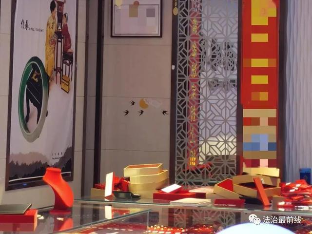 价值100多万！广西一珠宝店被撬盗！现场惊现诡异“雨衣男”……