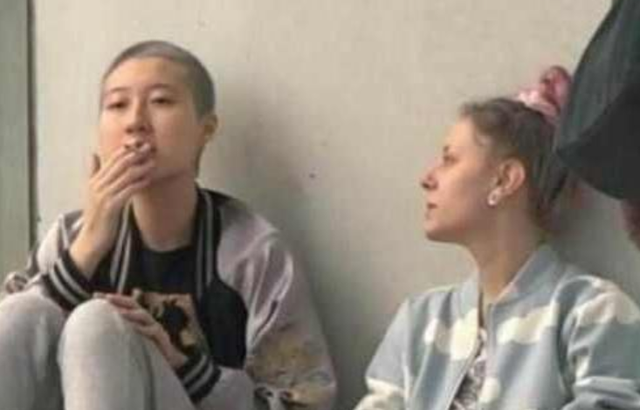 成龙的一双儿女：一个自甘堕落一个放飞自我，终是年少风流惹的祸