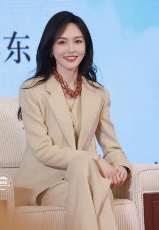 41岁唐嫣换发型像换了个人，穿短外套又美又飒，差点认不出