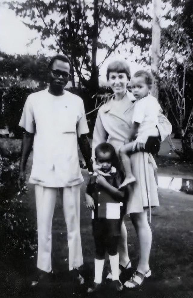 1973年，12岁的奥巴马第一次见到父亲拍合影，老奥巴马也是个人物