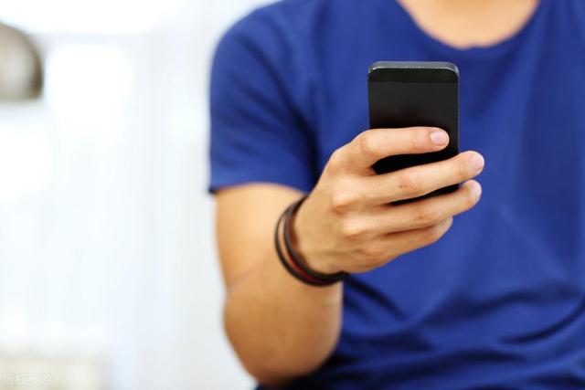 广东，男发现妻出轨健身教练，果断离婚，妻净身出户，放弃800万