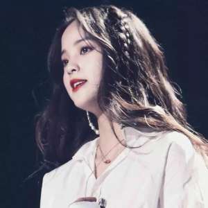 夏薇茗(《蚀骨危情》：沈修瑾爱简童生生世世，可迟来的深情比草还轻贱)