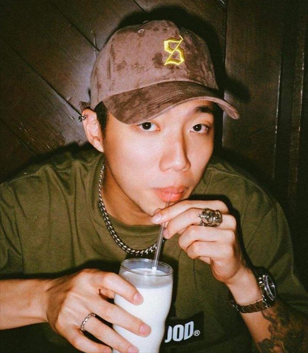 歌手陈奕凡私密视频泄露，48秒浴室片段被疯传，录像人是他的女伴