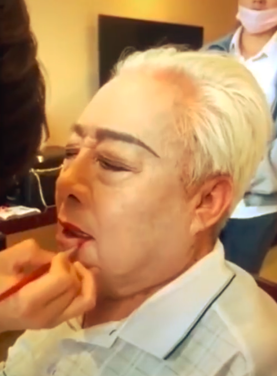 82岁“如来”近况曝光，满头白发身形圆润，精神抖擞烟不离手