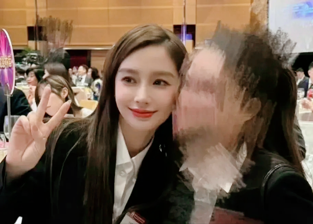 35岁杨颖最新近况曝光，出席港圈活动惹争议！全程笑容相迎显谦卑