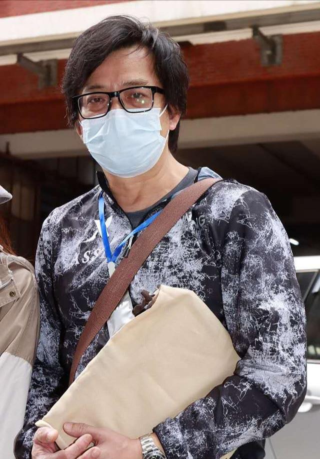 黄日华与女儿现身办理妻子后事,眼噙热泪让人心疼,透露太太遗愿