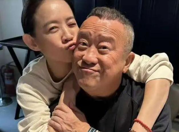 曾志伟春节到加拿大探亲，陪次女曾咏仪全家过年!外孙女已经24岁