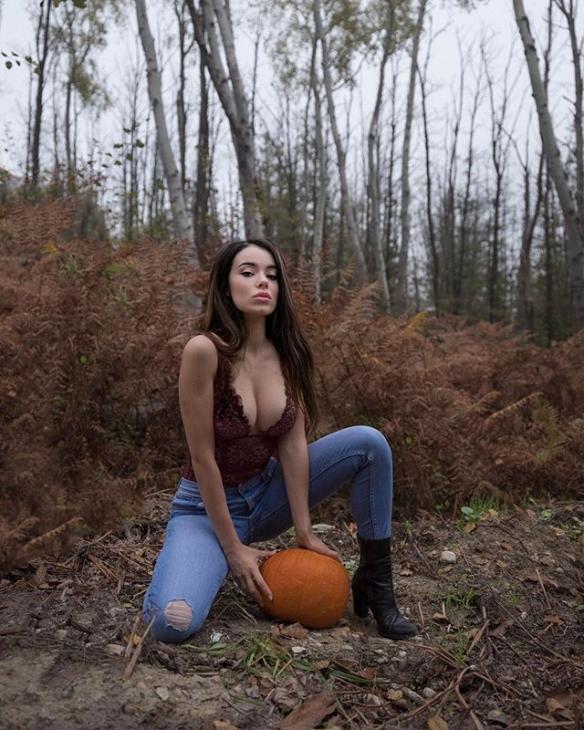 蜜瓜美臀+“胸”猛欧派!意大利辣妹Eleonora性感私照