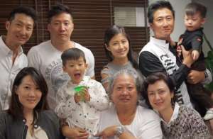 洪金宝的儿子(男人味十足洪金宝42岁小儿子罕见晒照，外型壮硕兼一身小麦肤色)