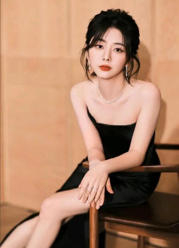 事实证明,33岁的“国民闺女”谭松韵,走上了“另一条”道路?