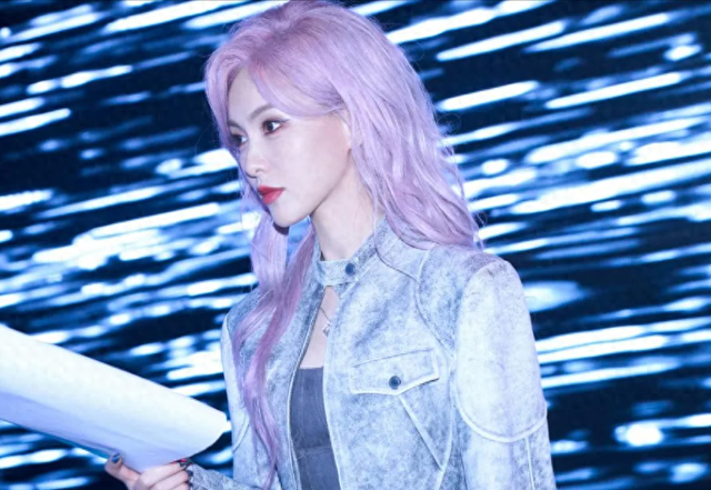 41岁唐嫣换发型像换了个人，穿短外套又美又飒，差点认不出