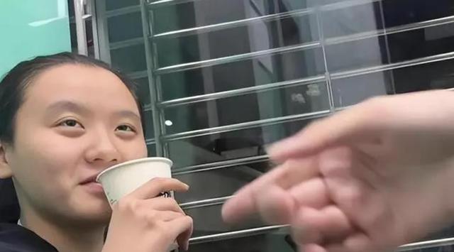 大40岁丈夫李坤城去世后，林靖恩流落街头乞讨，迎来了自己的结局