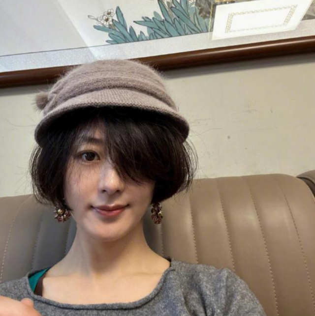 37岁赵丽颖回农村，素颜戴奶奶帽子，怼脸拍皮肤超好，面相变了