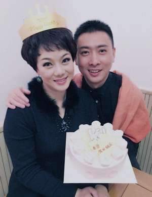 金喜全(京剧名家熊明霞：3副护腿让妈妈泪目，她的姐弟婚姻幸福吗？)