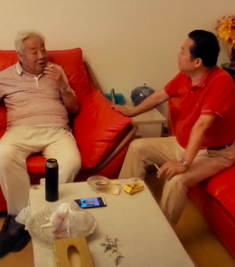 82岁“如来”近况曝光，满头白发身形圆润，精神抖擞烟不离手