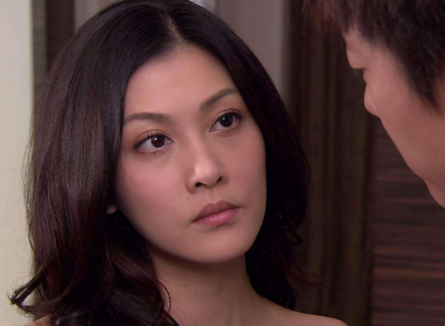 38岁香港知名女星为男网红夹菜擦嘴引热议，网友：为钱没有底线吗