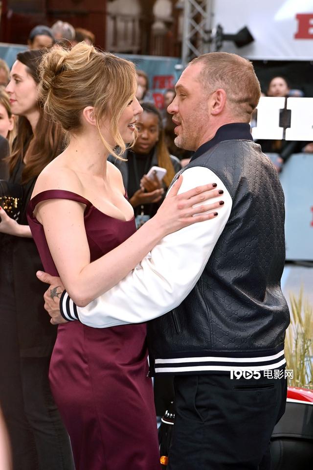 《摩托骑士》伦敦首映礼 汤老师、表舅热情相拥