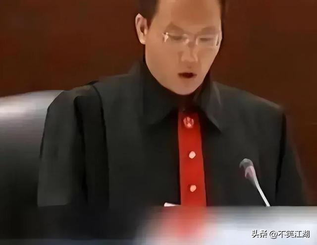 老人倒地没人管,“干嘛要扶”再惹争议,法官王浩被扒现状如何