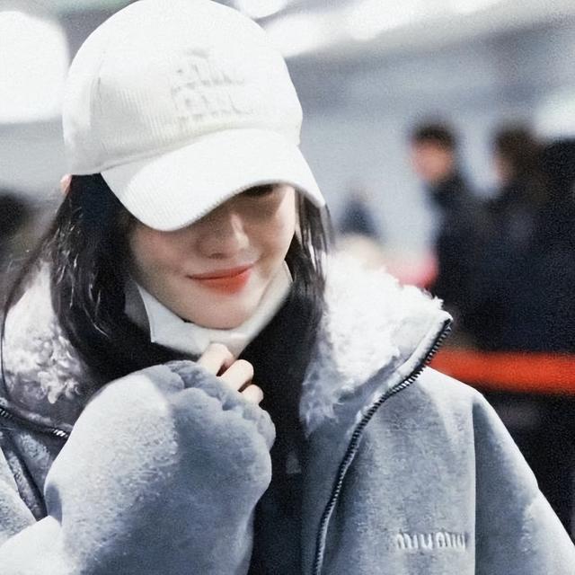 刘浩存笑眼盈盈清纯可人 一身休闲穿搭女大既视感