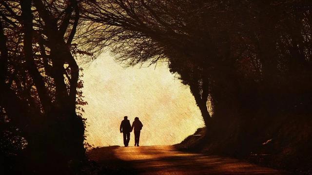 “爸，我回来了……”