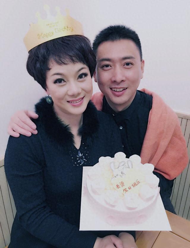 京剧名家熊明霞:3副护腿让妈妈泪目,她的姐弟婚姻幸福吗?