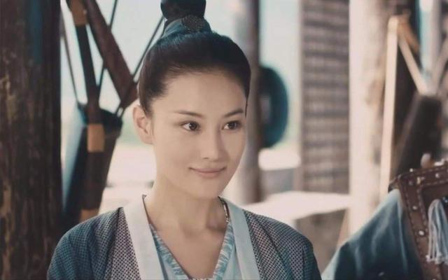 前有吴卓羲晒床照，后有李晨送石心，35F张馨予傲人身材惹人爱