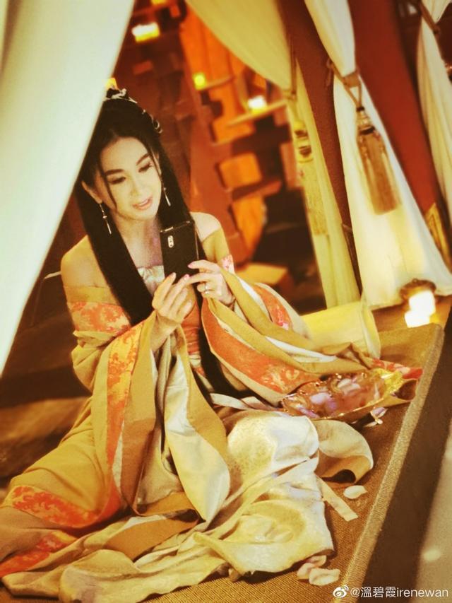 54岁温碧霞再扮苏妲己，与19年前剧照零差距，网友：不可思议