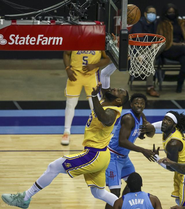 替补席陷入疯狂！三旬老汉骚出天际，湖人再次打花对手