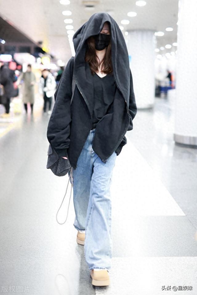 宋妍霏现身北京机场，身穿黑色兜帽外套个性时尚