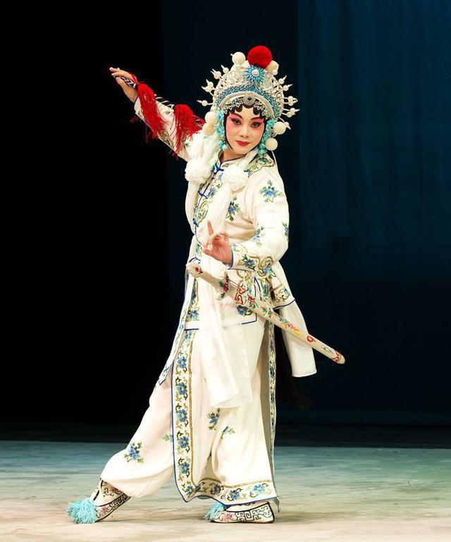 京剧名家熊明霞:3副护腿让妈妈泪目,她的姐弟婚姻幸福吗?