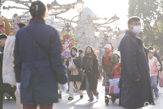 祥蛇贺新春，米奇米妮身着中式新年装迎客