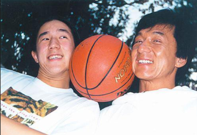 成龙的一双儿女：一个自甘堕落一个放飞自我，终是年少风流惹的祸