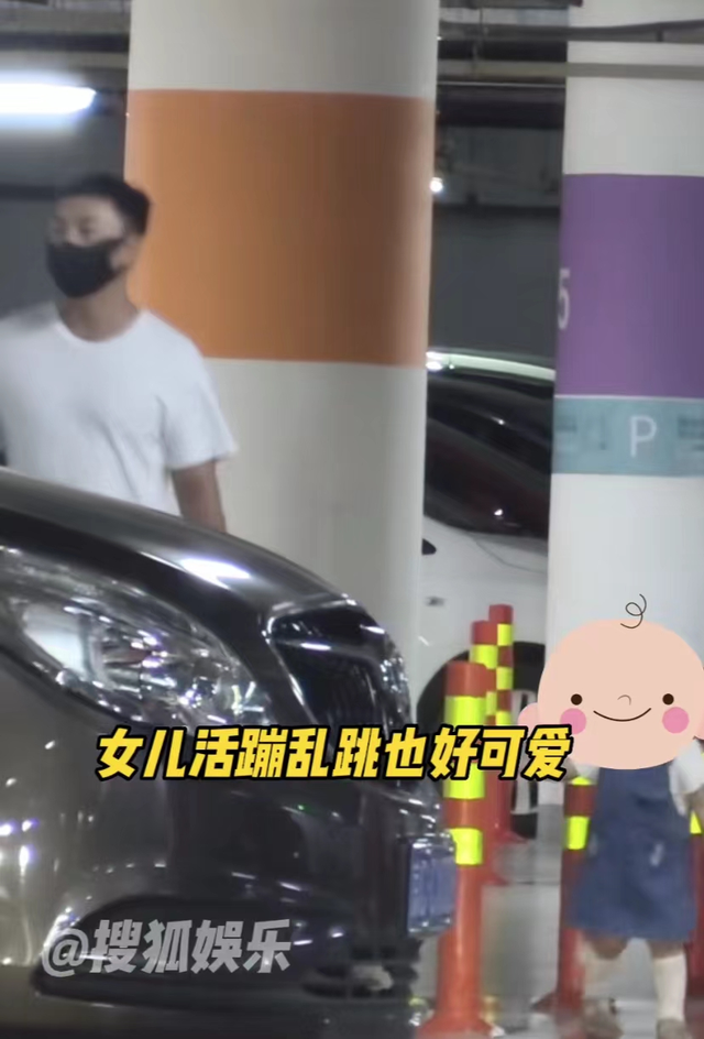 释小龙一家三口罕同框！娇妻秀身材凹凸有致，女儿左摇右摆学走路